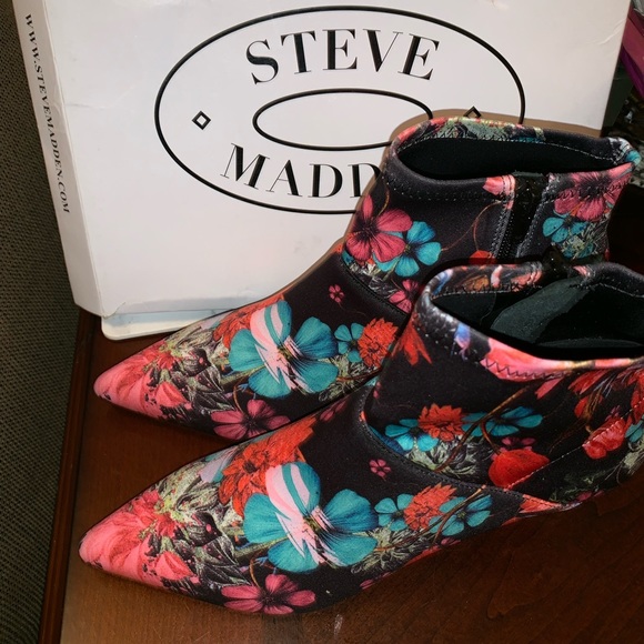 RARE🤩SOLD OUT!!!Steve Madden Floral Sock Bootie! - Picture 4 of 7